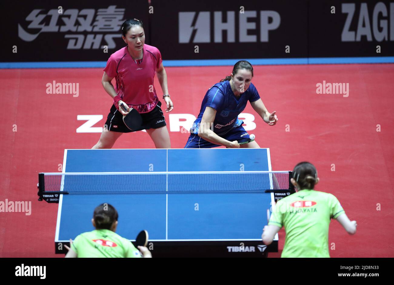 Zagreb, Kroatien. 19.. Juni 2022. ZAGREB, KROATIEN - 19. JUNI: Sabine Winter und Xiaona Shan aus Deutschland treten beim WTT Contender Zagreb 2022 Women's Doubles Final gegen Ito Mima und Hina Hayata aus Japan am 19. Juni 2022 in der Dom Sportova Hall in Zagreb, Kroatien, an. Foto: Sanjin Strukic/PIXSELL Credit: Pixsell Foto- und Videoagentur/Alamy Live News Stockfoto