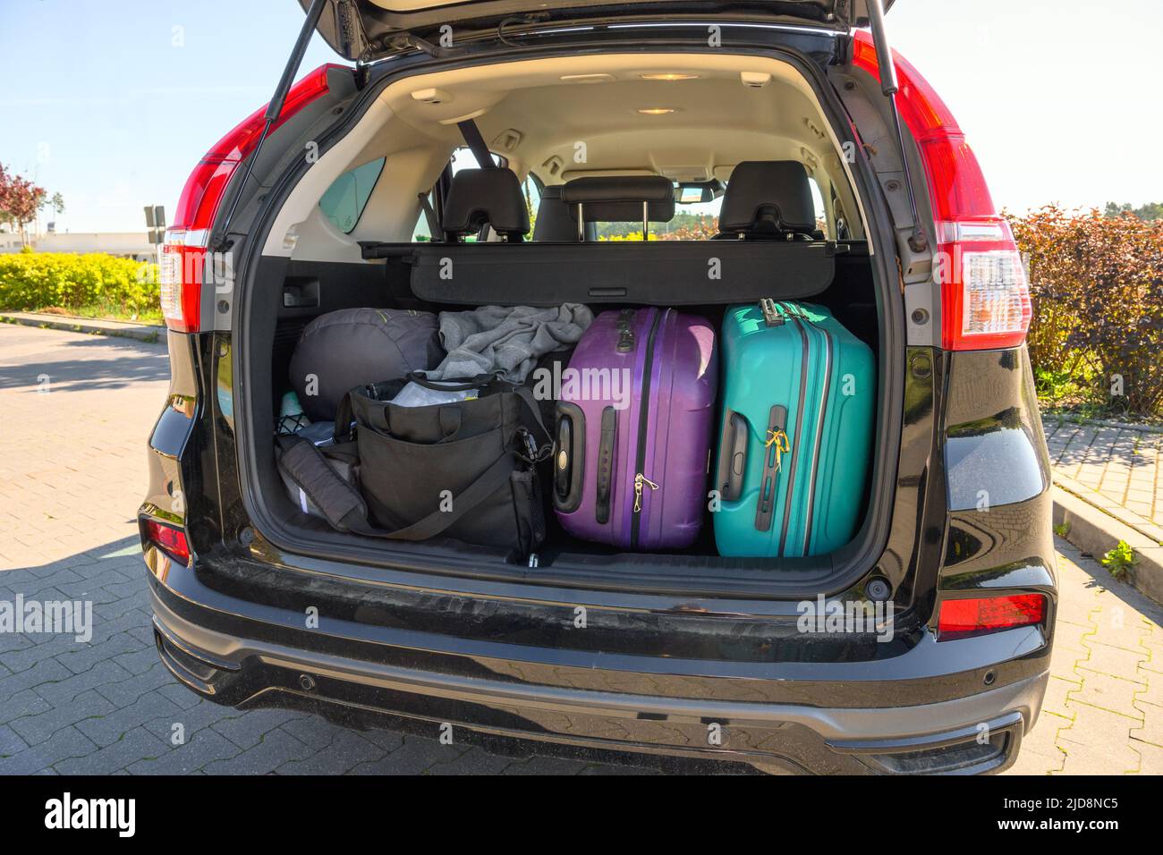 Koffer und Gepäck im Kofferraum des Autos bereit, in den Urlaub zu gehen Stockfoto