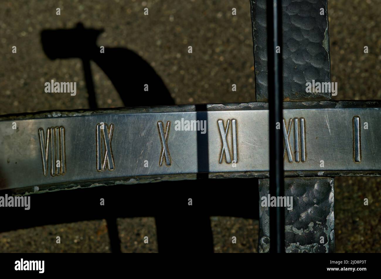 Metallische Sonnenuhr mit römischen Ziffern Stockfoto