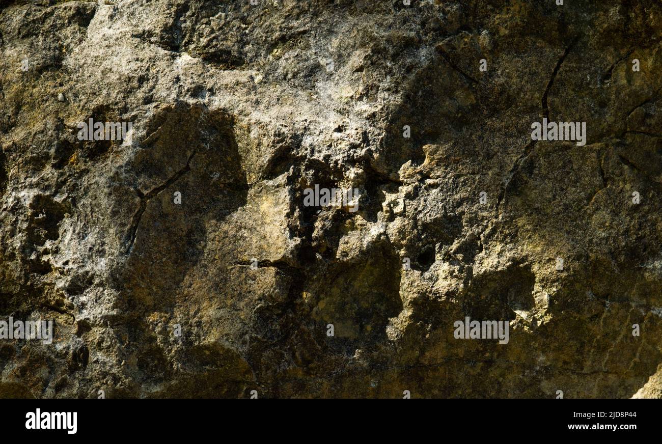 Oberflächenstruktur eines festen Gesteins mit Rissen Stockfoto