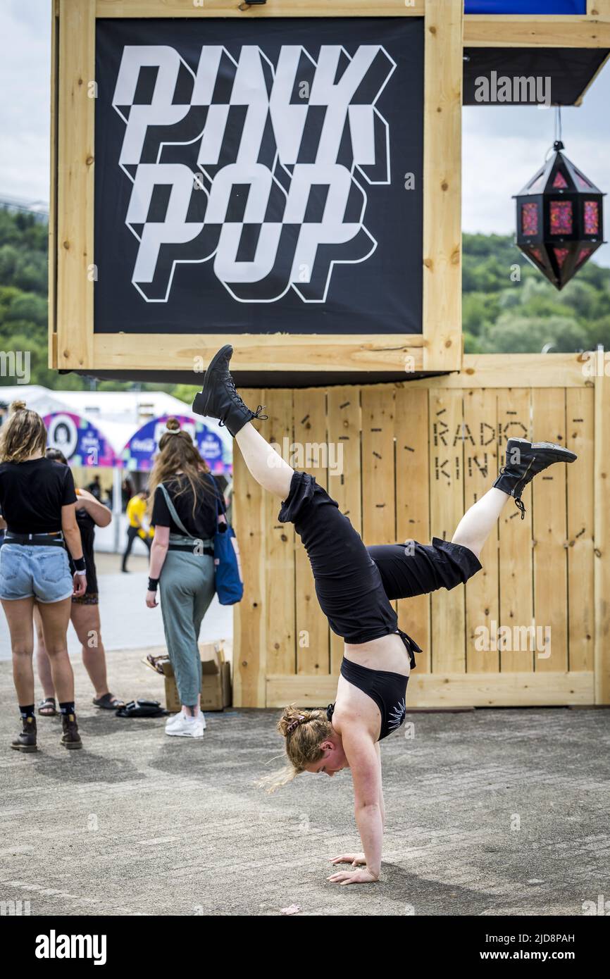 2022-06-19 12:11:47 LANDGRAAF - Festival-Besucher während des dritten Tages des Pinkpop Musikfestivals. ANP MARCEL VAN HOORN niederlande Out - belgien Out Stockfoto