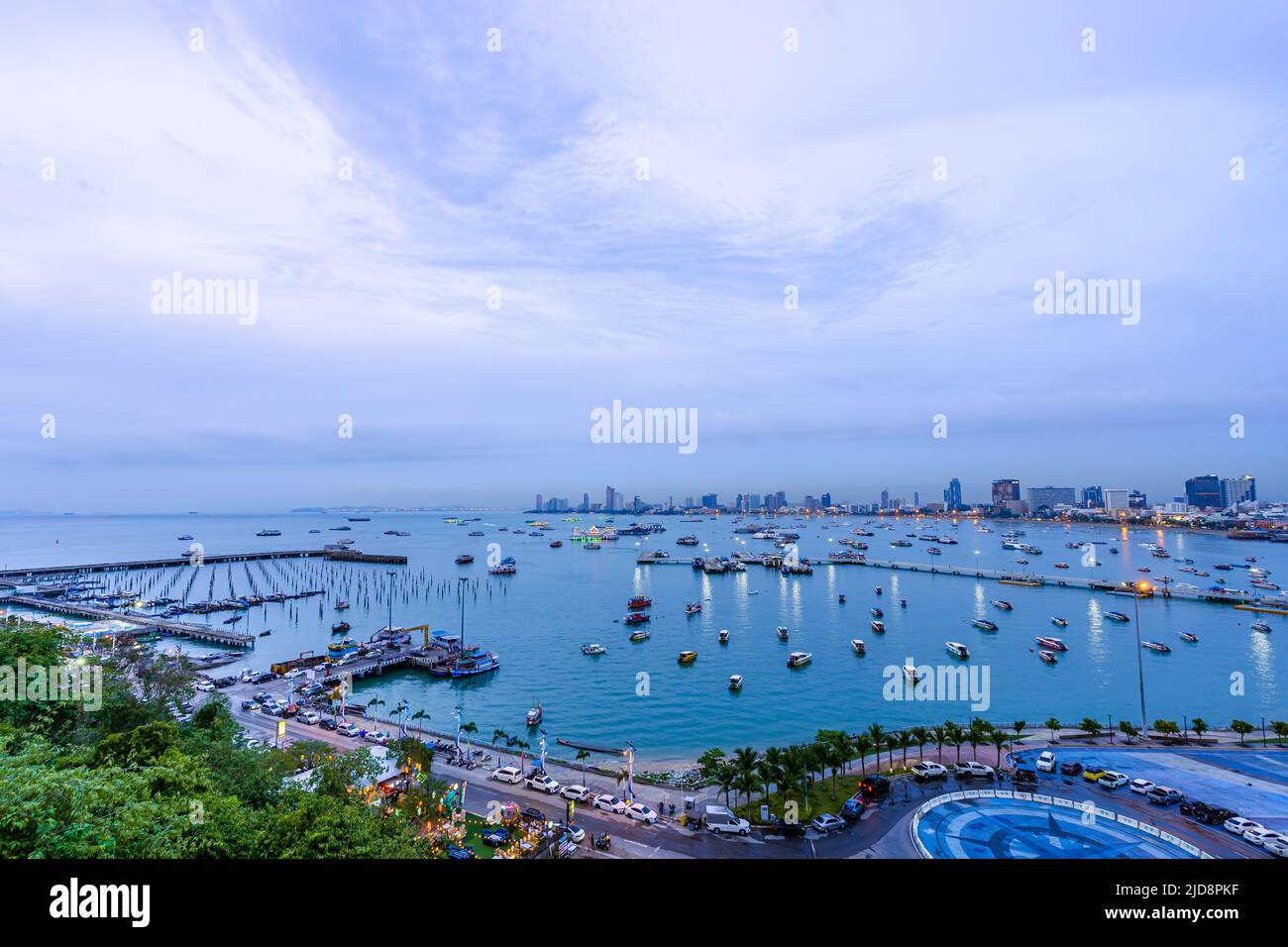 Speedboat Parkplatz mit schöner Stadtlandschaft in Pattaya Bucht in Thailand Stockfoto