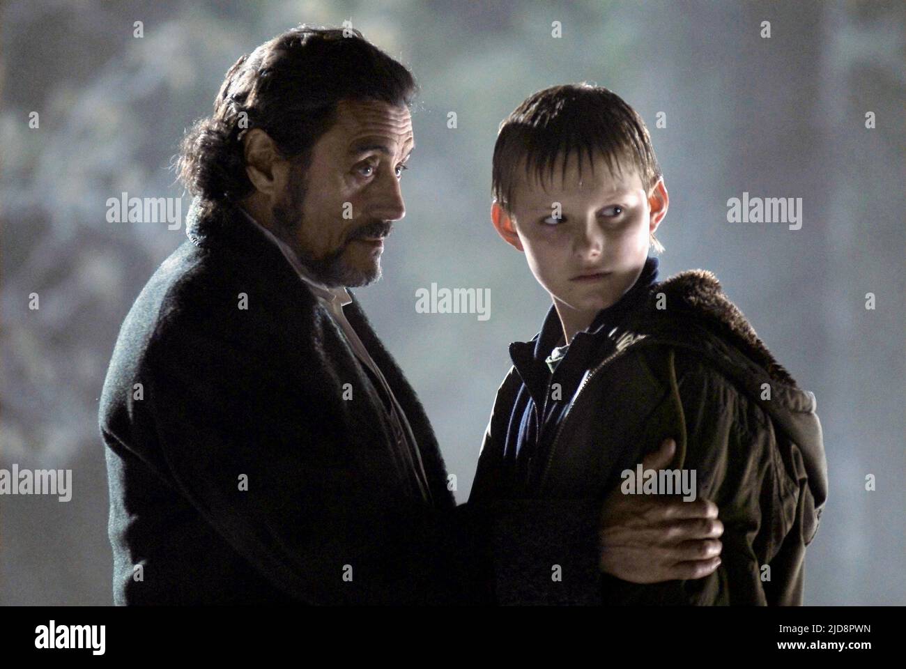 MCSHANE,LUDWIG, DIE DUNKELHEIT STEIGT, 2007, Stockfoto