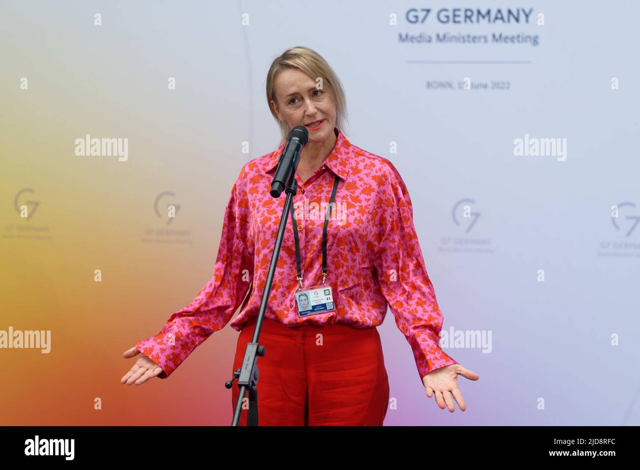 Bonn, Deutschland. 19.. Juni 2022. Deborah Bergamini, Unterstaatssekretärin im Ministerium für Beziehungen zum Parlament, gibt vor dem Treffen der Medienminister G7 eine Erklärung ab. Quelle: Henning Kaiser/dpa/Alamy Live News Stockfoto