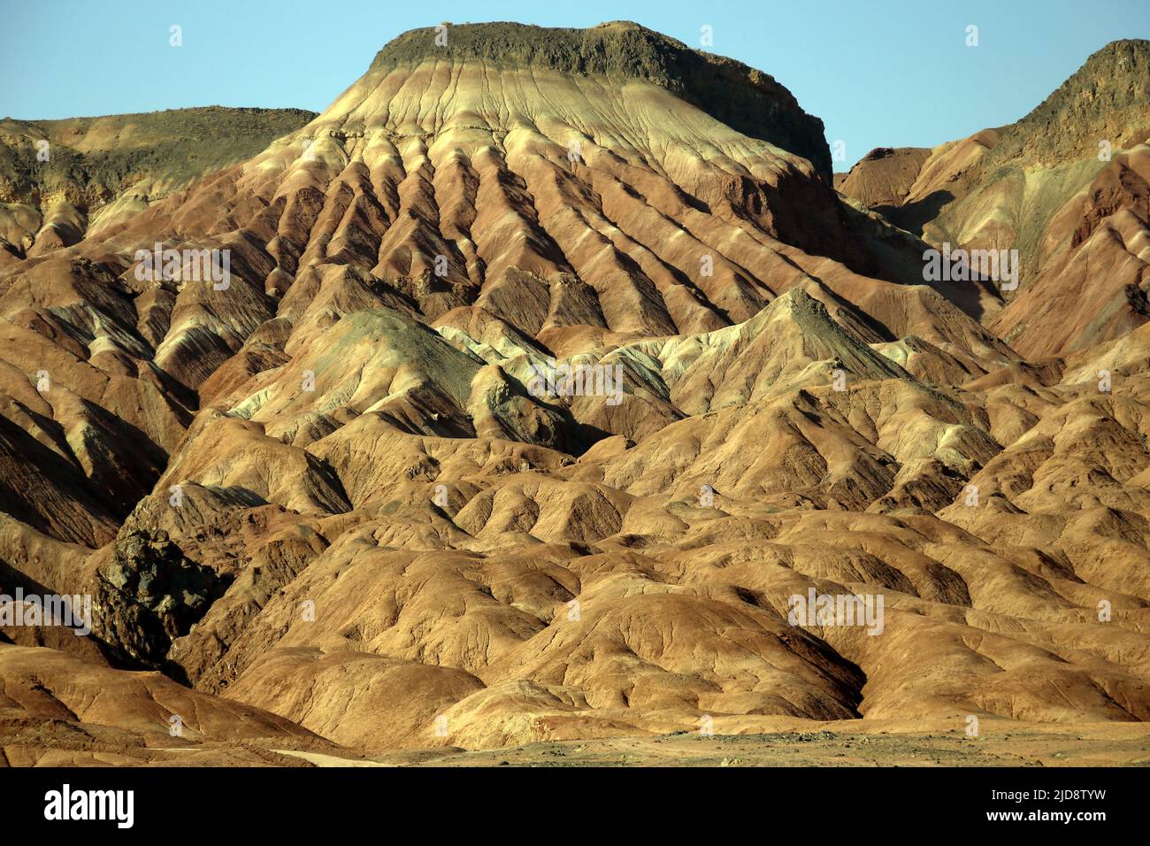 Ein farbiger Berg im Bezirk Isfahan in der Nähe der Atomanlage Fordo. Stockfoto