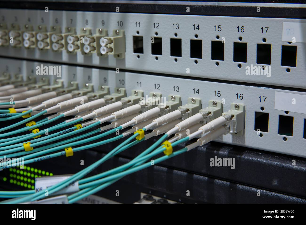Netzwerk-Panel, Schalter und Kabel im Data center Stockfoto