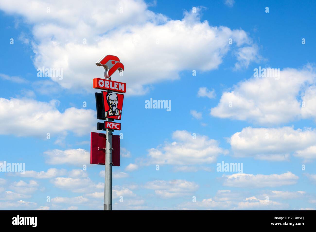 Baranow, Polen - 3. Juni 2022: Logo der amerikanischen Fast-Food-Kette KFC und der polnischen Orlen-Tankstelle an der Autobahn in Polen Stockfoto
