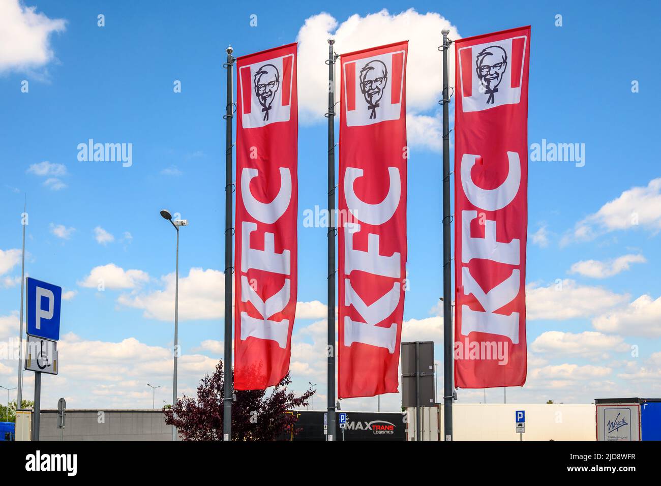 Baranow, Polen - 3. Juni 2022: Flaggen mit Logo der KFC, der amerikanischen Fast-Food-Kette in Polen. Europa Stockfoto