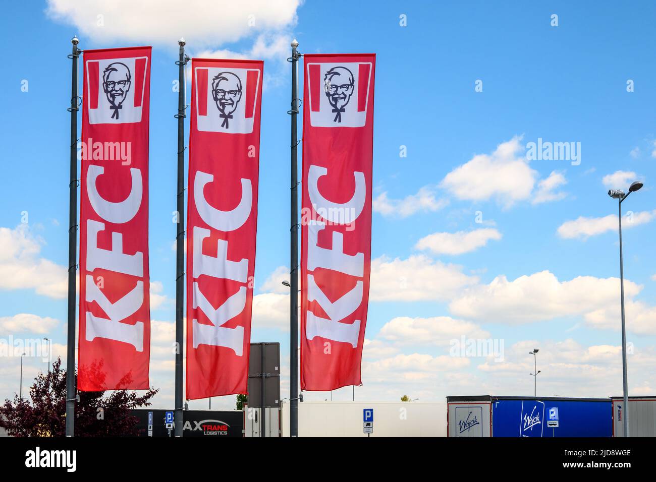Baranow, Polen - 3. Juni 2022: Flaggen mit Logo der KFC, der amerikanischen Fast-Food-Kette in Polen. Europa Stockfoto