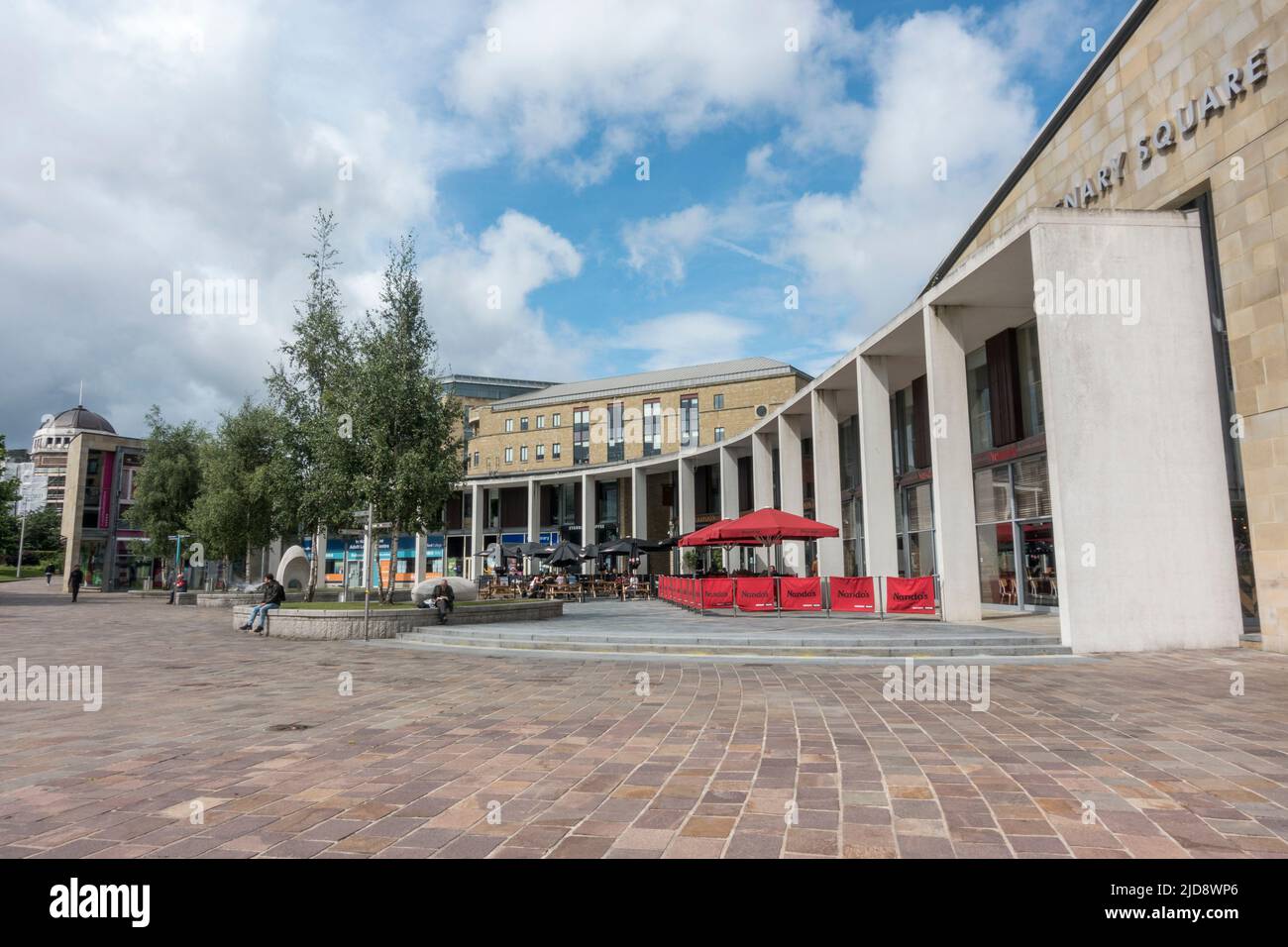 Gesamtansicht des Centenary Square Blick auf die City Library and Impressions Gallery, Bradford, West Yorkshire, England. Stockfoto