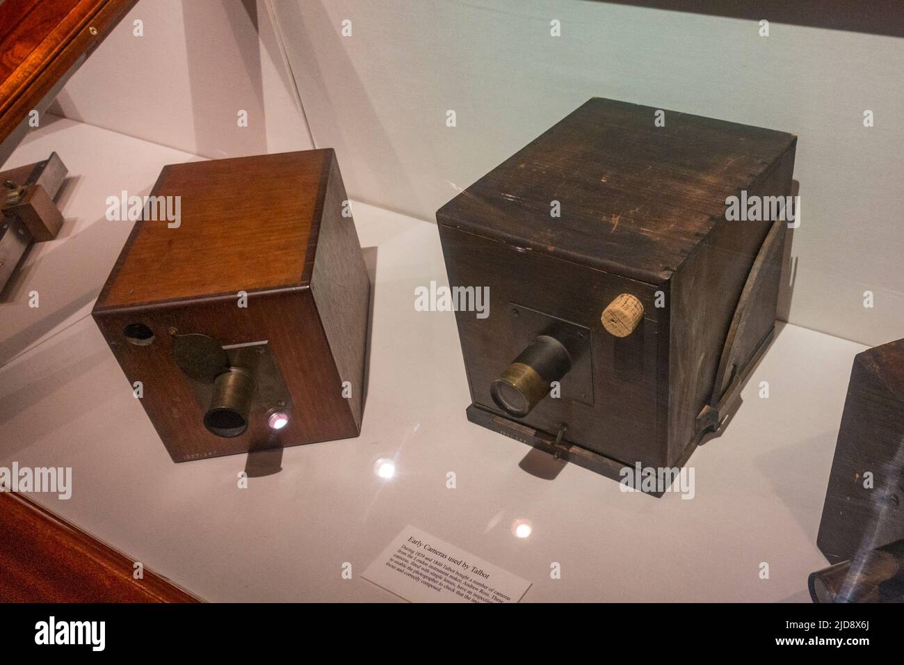 Beispiele für frühe Kameras (von Andrew Ross), die 1840s von William Henry Fox Talbot in einem Medienmuseum ausgestellt wurden. Stockfoto