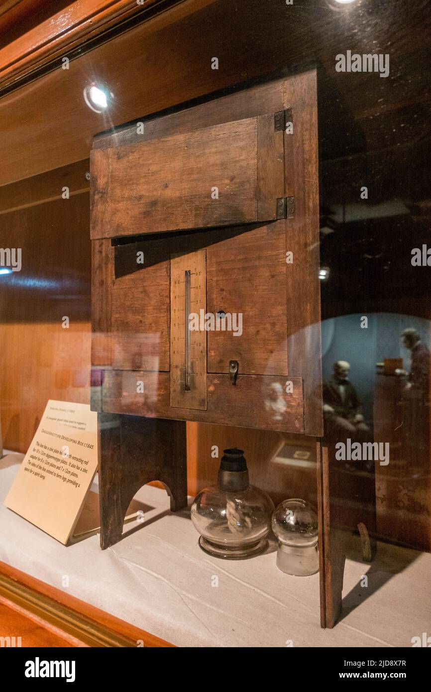 Eine Daguerreotypie, die boc (c1845) entwickelt, wird in einem Medienmuseum ausgestellt. Stockfoto