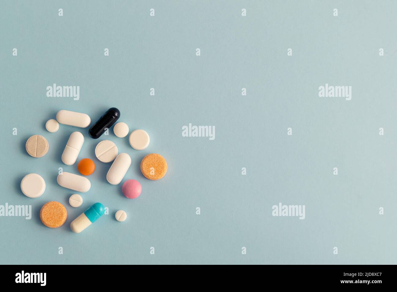 Pillen auf blauem Hintergrund. Pharmazie, Pharmakologie, Medizin Hintergrund mit Kopierraum. Stockfoto