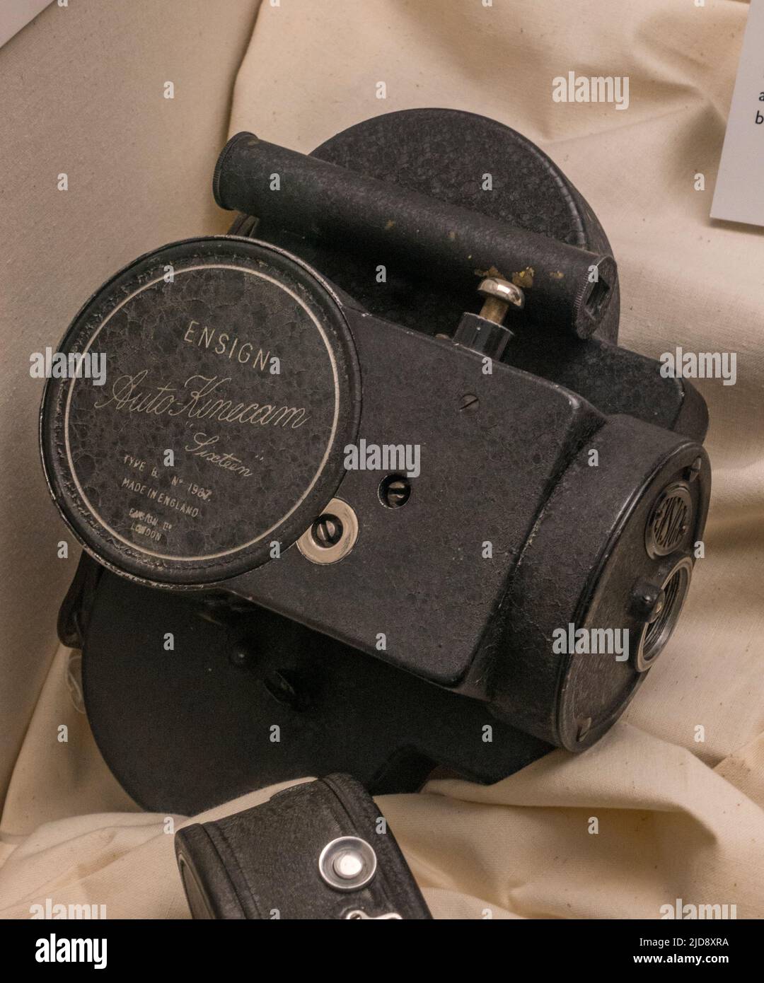 Die Ensign Autokinecam (1929) Kamera, ein Ionendisplay mit 16mm Kameras in einem Medienmuseum. Stockfoto