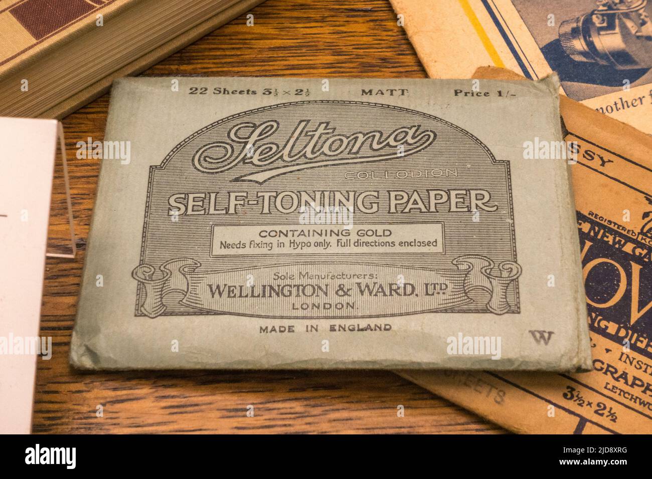 Ein Paket Seltona Kollodion selbsttonenden Papiers, das in einem Medienmuseum ausgestellt ist. Stockfoto