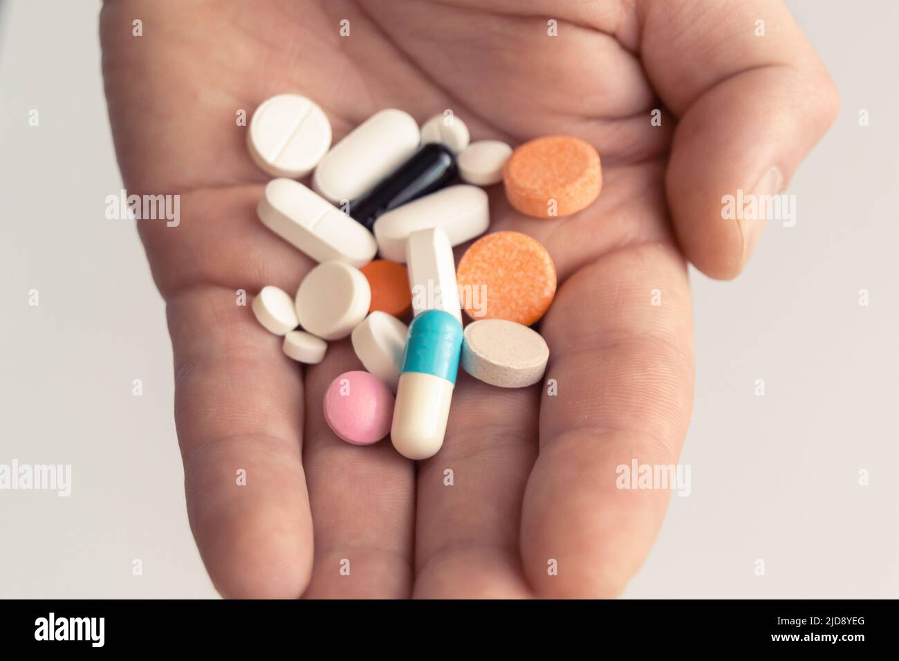 Nahaufnahme der Hand mit farbenfrohen Medikamentenpillen Stockfoto