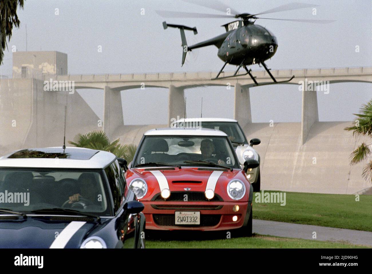 HUBSCHRAUBER FOLGT MINI-AUTOS, DER ITALIENISCHE JOB, 2003, Stockfoto