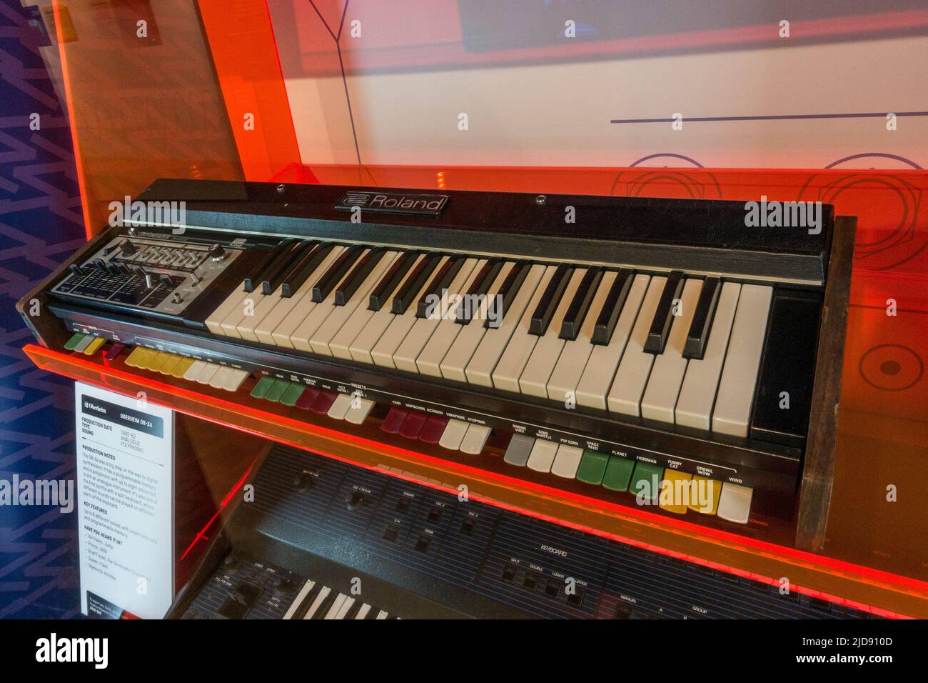 Ein Roland SH-2000 Electonic Keyboard/Synthesizer (1973-81), das in einem Medienmuseum ausgestellt ist. Stockfoto