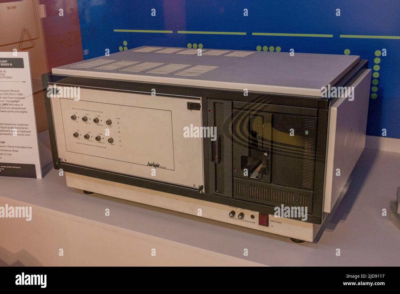 Ein Fairlight CMI Series III (Computer Musical Instrument) aus dem Jahr 1980 war ein Synthesizer, Sampler und Sequenzer, der in einem Medienmuseum gezeigt wurde. Stockfoto