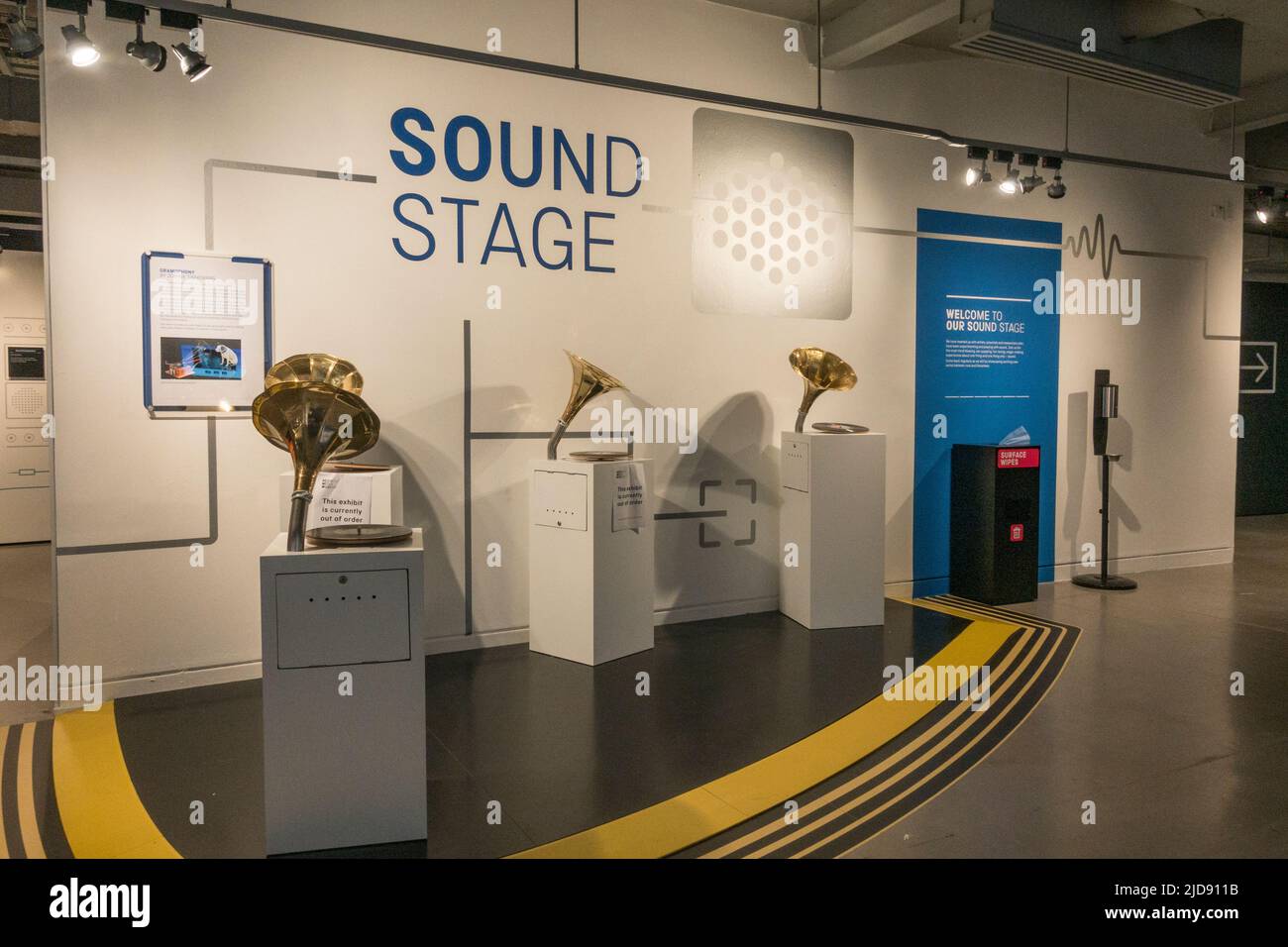 Gesamtansicht eines Ausstellungsbereichs (Sound Stage) im National Science and Media Museum in Bradford, West Yorkshire, Großbritannien. Stockfoto Gesamtansicht eines Ausstellungsbereichs (Sound Stage) im National Science and Media Museum in Bradford, West Yorkshire, Großbritannien. Stockfoto