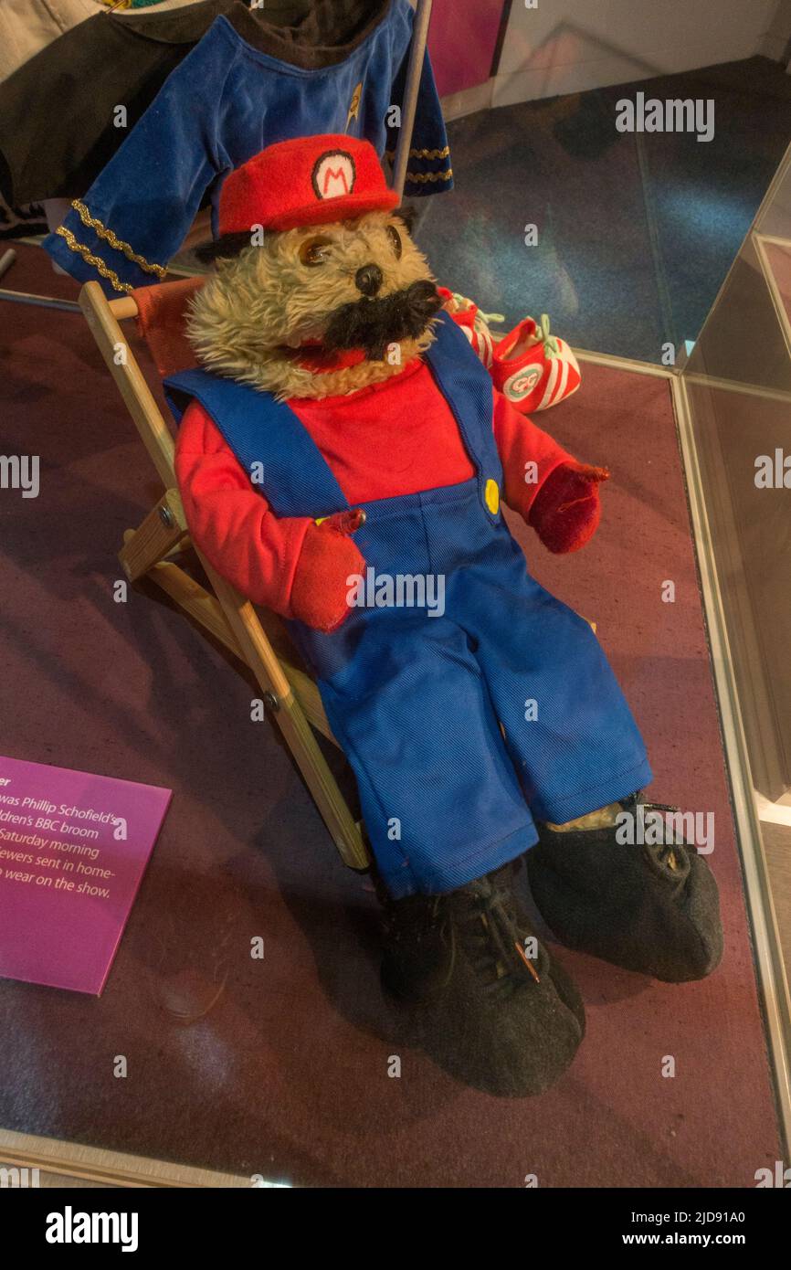 „Gordon the Gopher“, Begleiter von Philip Schofield in der BBC-Kindersendung „Going Live!“ Ausgestellt in einem Medienmuseum. Stockfoto
