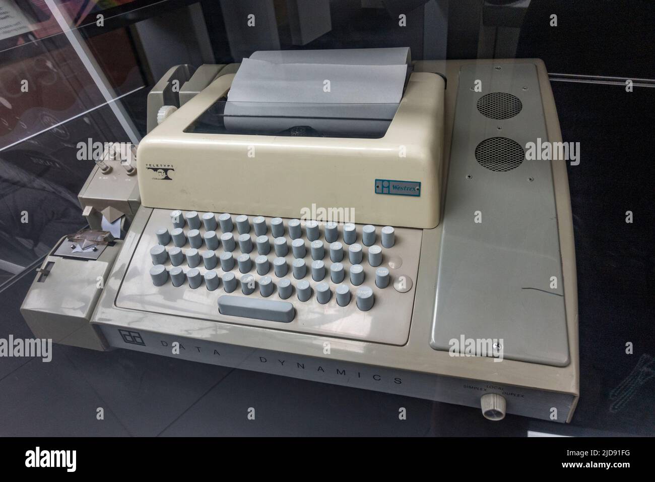 Ein Westrex Teletype-Terminal, das in einem Medienmuseum ausgestellt ist. Stockfoto
