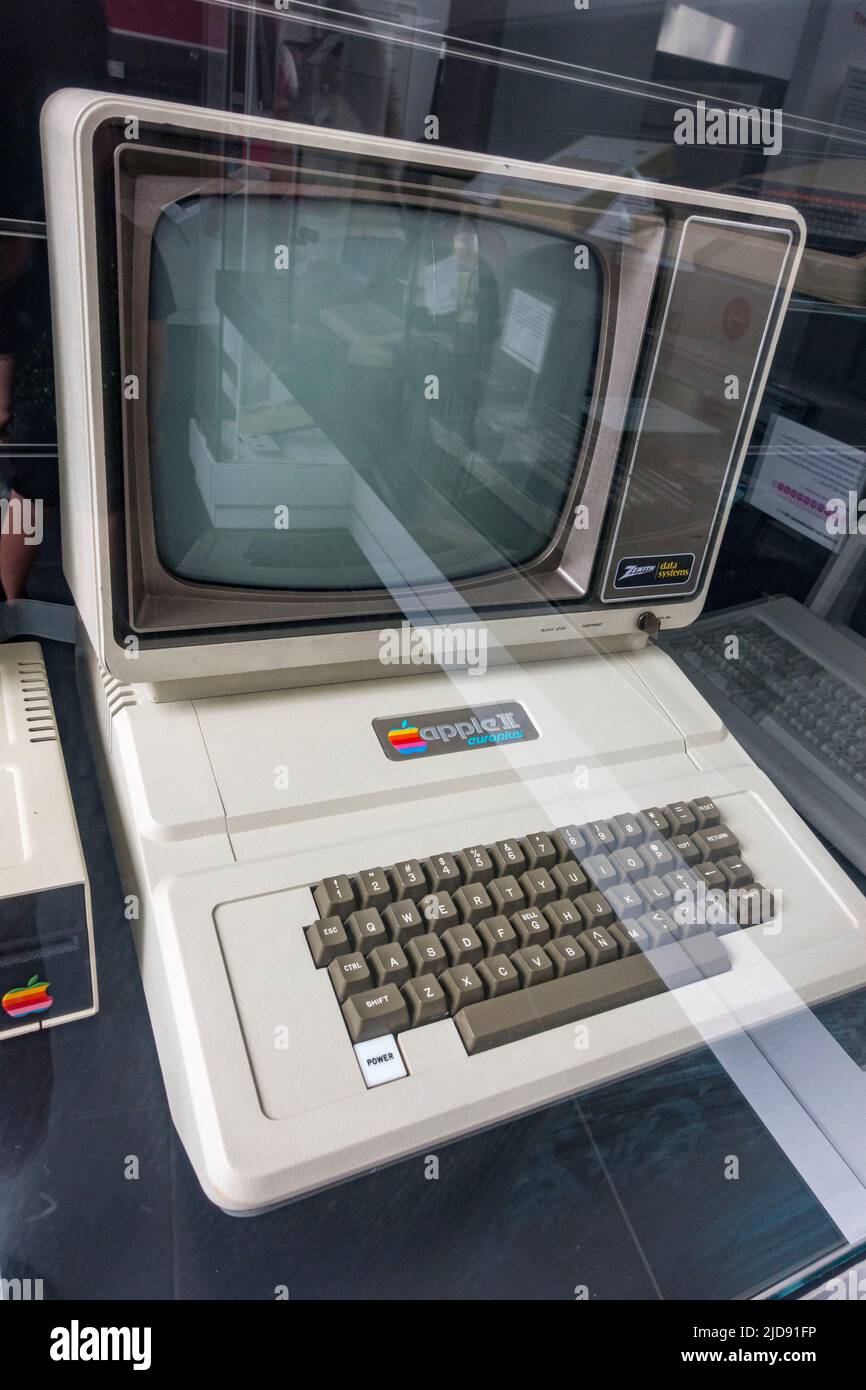 Ein Apple II Europlus-Mikrocomputer (1978), der als Heimcomputer zu teuer ist, aber von Unternehmen häufig genutzt wird und in einem Medienmuseum ausgestellt wird. Stockfoto