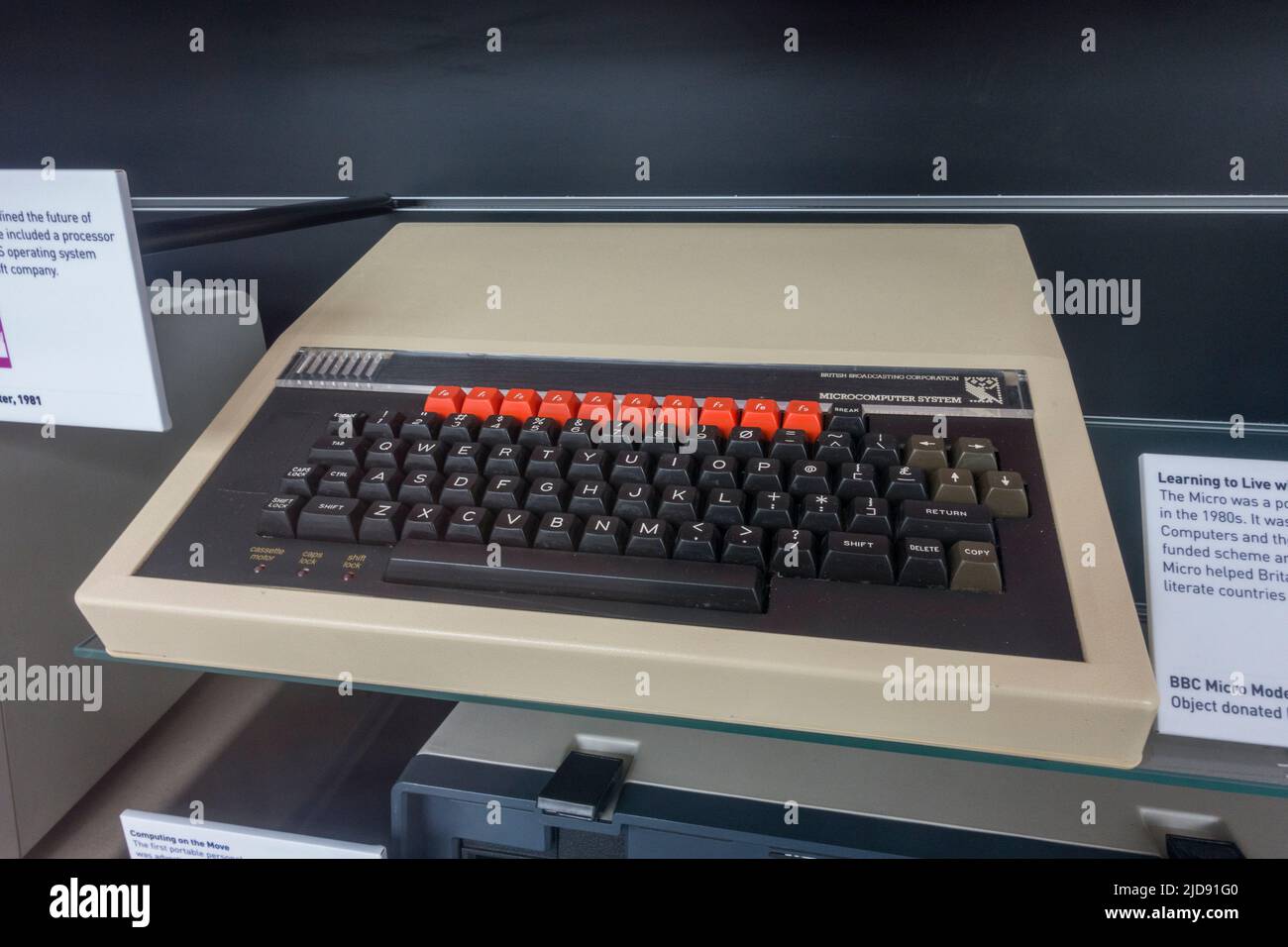 Der BBC Micro Model B Computer (1982), der in Zusammenarbeit mit Acorn Computers hergestellt wurde, ist in einem Medienmuseum zu sehen. Stockfoto