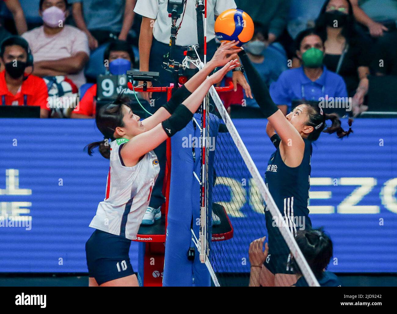 Quezon City. 19.. Juni 2022. Ding Xia (R) aus China steht am 19. Juni 2022 mit Inoue Arisa aus Japan während des Spiels der FIVB Volleyball Nations League Women's Pool 4 in Quezon City, Philippinen, auf. Quelle: Rouelle Umali/Xinhua/Alamy Live News Stockfoto