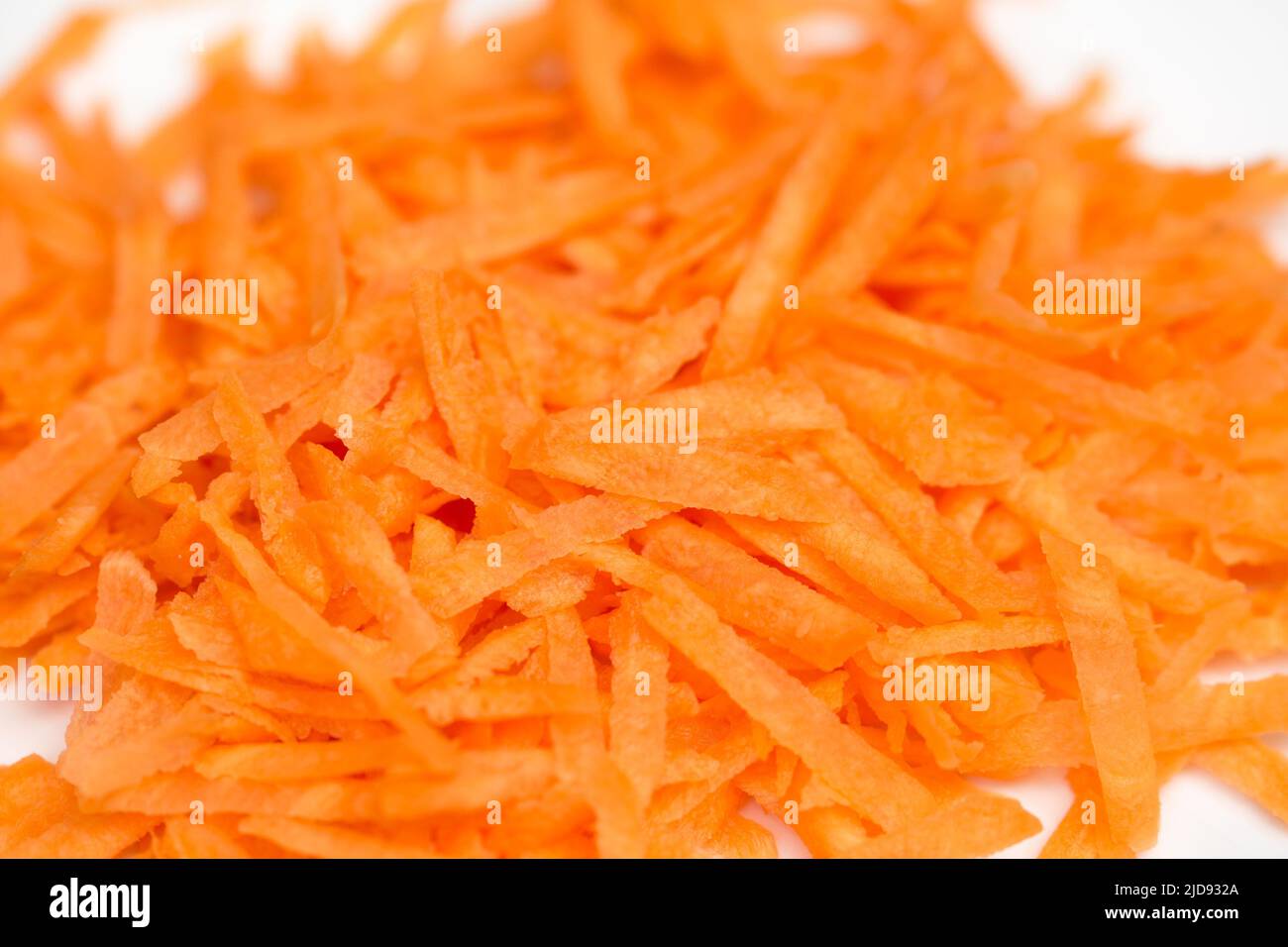 Geriebene Karotte auf der Platte Nahaufnahme selektiver Fokus Stockfoto