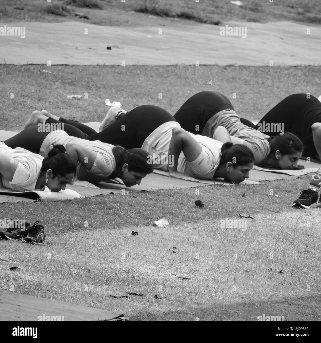 New Delhi, Indien, Juni 18 2022 – Gruppenkurs zum Yoga für Menschen unterschiedlichen Alters im Lodhi Garden Park. Internationaler Tag des Yoga, große Gruppe von A Stockfoto