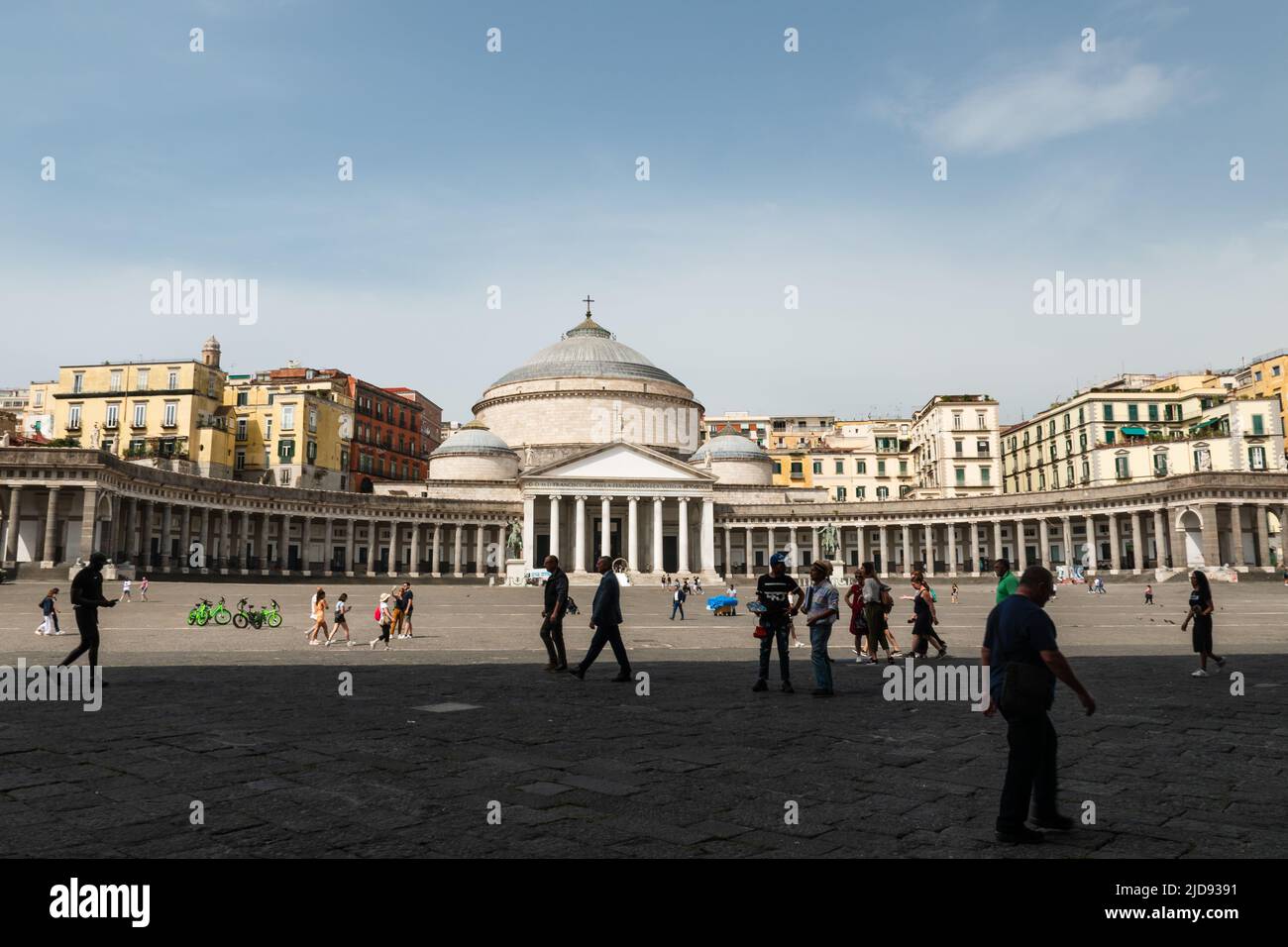 Neapel, Italien. 27.Mai 2022. Piazza del Plebiscito in Neapel, Italien an einem Sommertag mit Menschen auf dem Platz Stockfoto