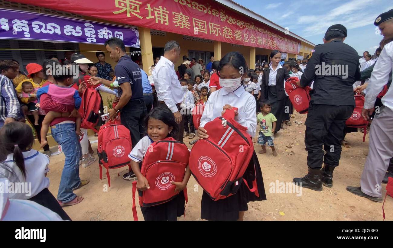 (220619) -- ODDAR MEANCHEY, 19. Juni 2022 (Xinhua) -- Kinder erhalten am 18. Juni 2022 Schultaschen, die von der chinesischen Nichtregierungsorganisation Cambodia International Charity Organization (CICO) an der Grundschule Techo Santepheap in der Provinz Oddar Meanchey, Kambodscha, gespendet wurden. Ein chinesisch unterstütztes Schulgebäude wurde am Samstag in einem abgelegenen Gebiet hier im Nordwesten Kambodschas eingeweiht, was den Kindern in diesem ländlichen Gebiet Hoffnung auf eine bessere Bildung gab, sagten Beamte. Das von CICO gestiftete Gebäude mit sechs Klassenzimmern, einem Büro, 10 Toiletten und einem Pumpbrunnen befindet sich in der Grundschule Techo Santepheap in Dey Stockfoto