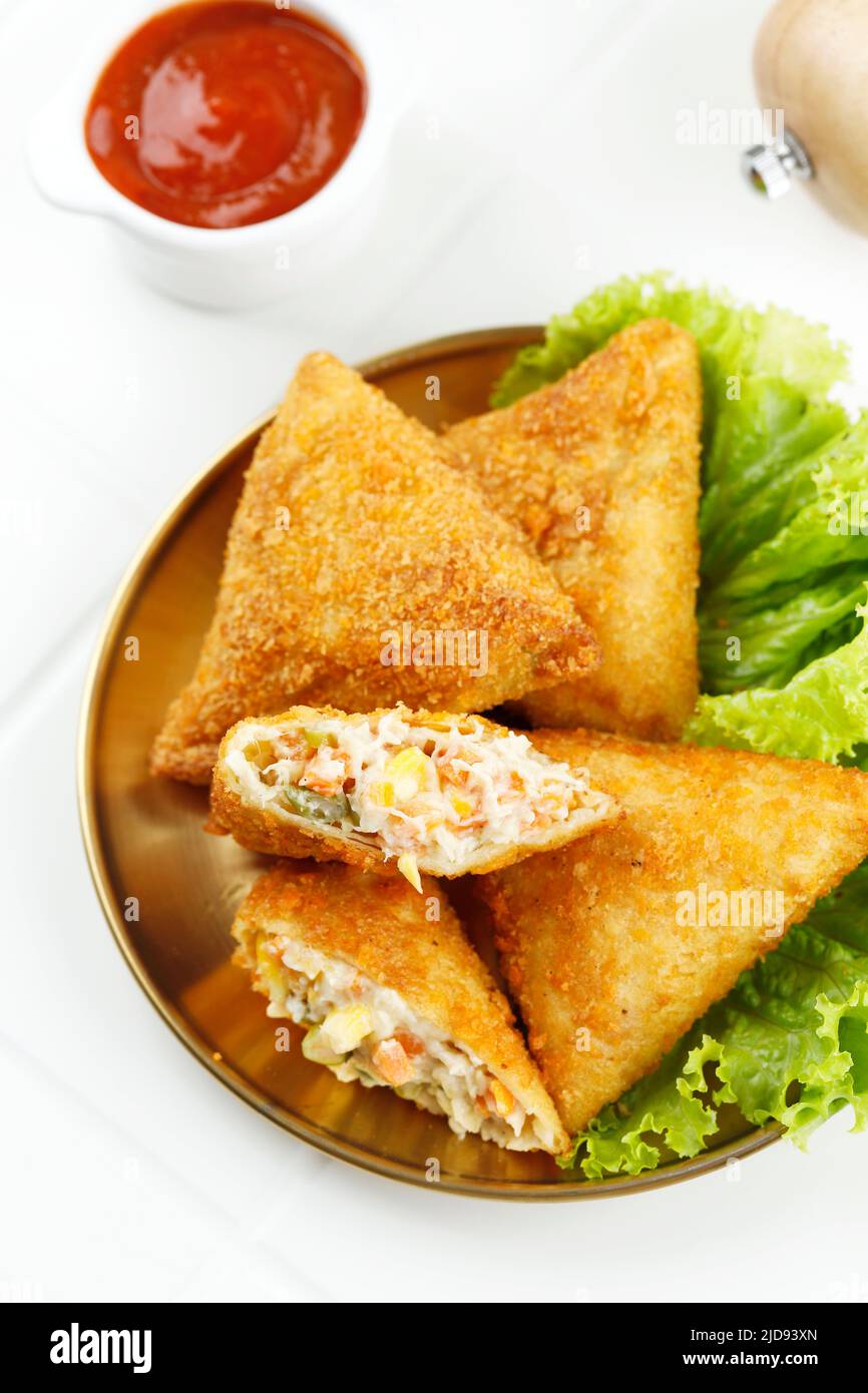 Vegetable Risoles, traditioneller indonesischer Snack, serviert auf einem weißen Goldteller, selektiver Fokus. Stockfoto