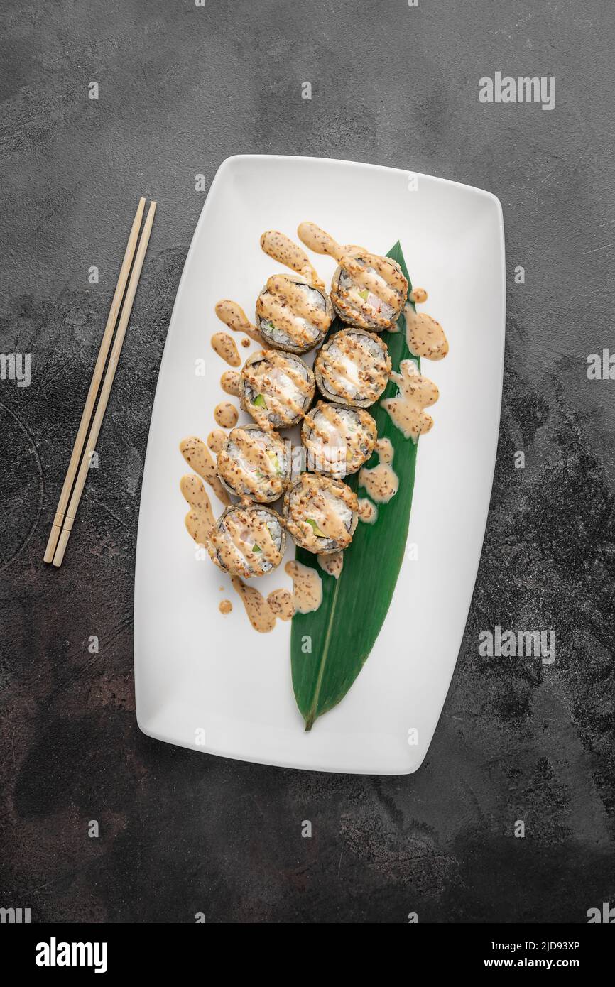 Set aus frittierten Rollen mit Tiger Shrimp, Avocado, Sesamsauce und ...