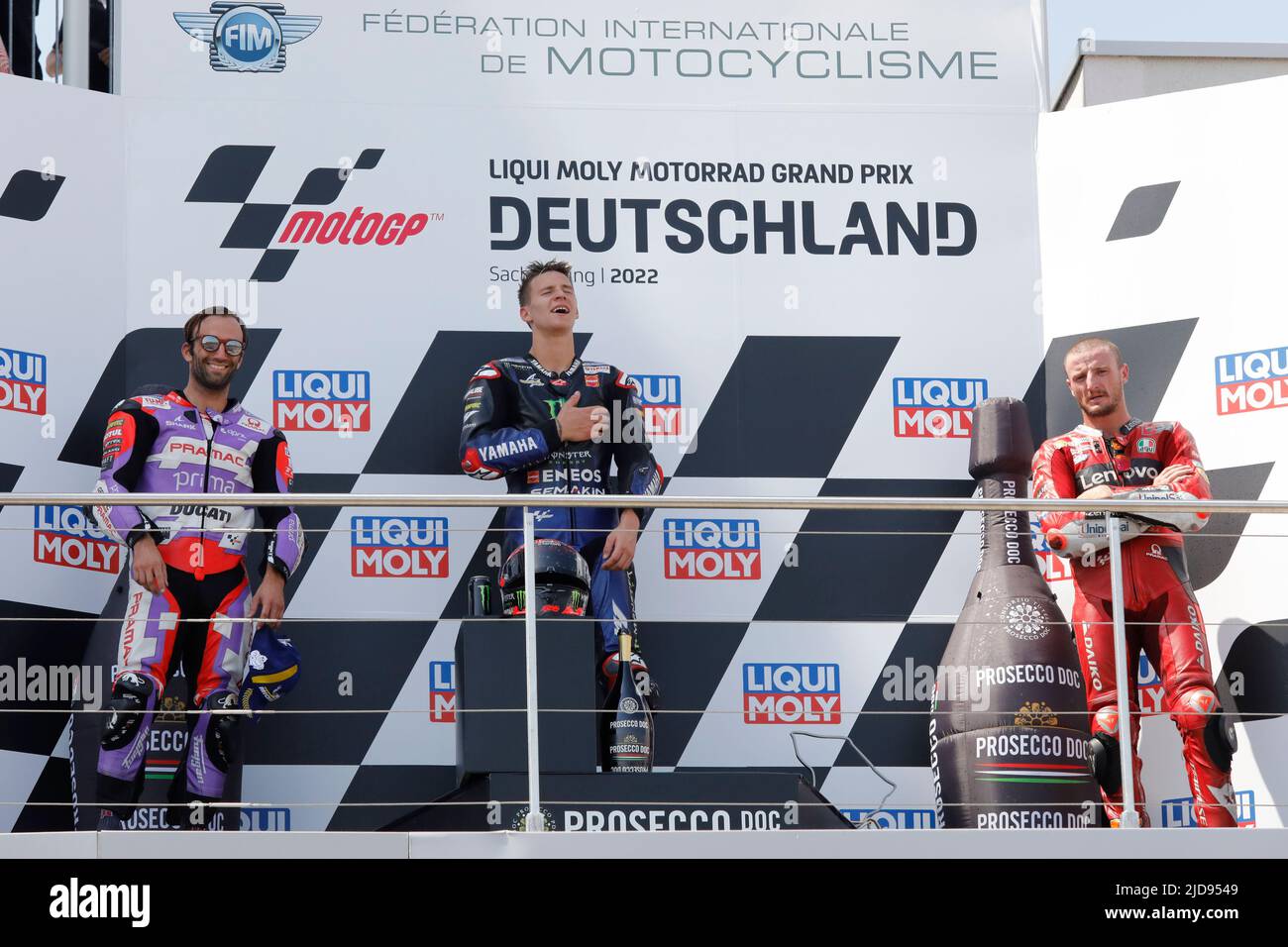 Hohenstein Ernstthal, Deutschland. Juni 19. 2022. MotoGP Liqui Moly Motorrad Grand Prix Deutschland auf dem Sachsenring, Hohenstein-Ernstthal, Deutschland. Im Bild: Fabio Quartararo (FRA) von Monster Energy Yamaha MotoGP (Platz 1.), Johann Zarco (FRA) von Prima Pramac Racing (Platz 2.) und Jack Miller (AUS) vom Ducati Lenovo Team (3.) auf dem Podium Credit: Piotr Zajac/Alamy Live News Stockfoto