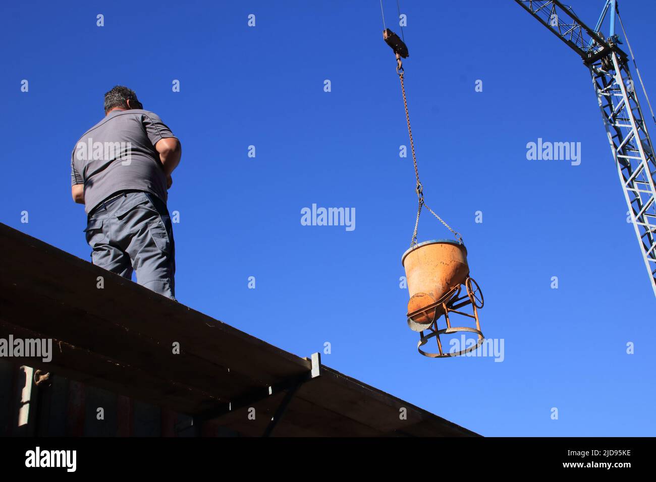 Ein Fundament durch ein Silo mit Beton füllen Stockfoto