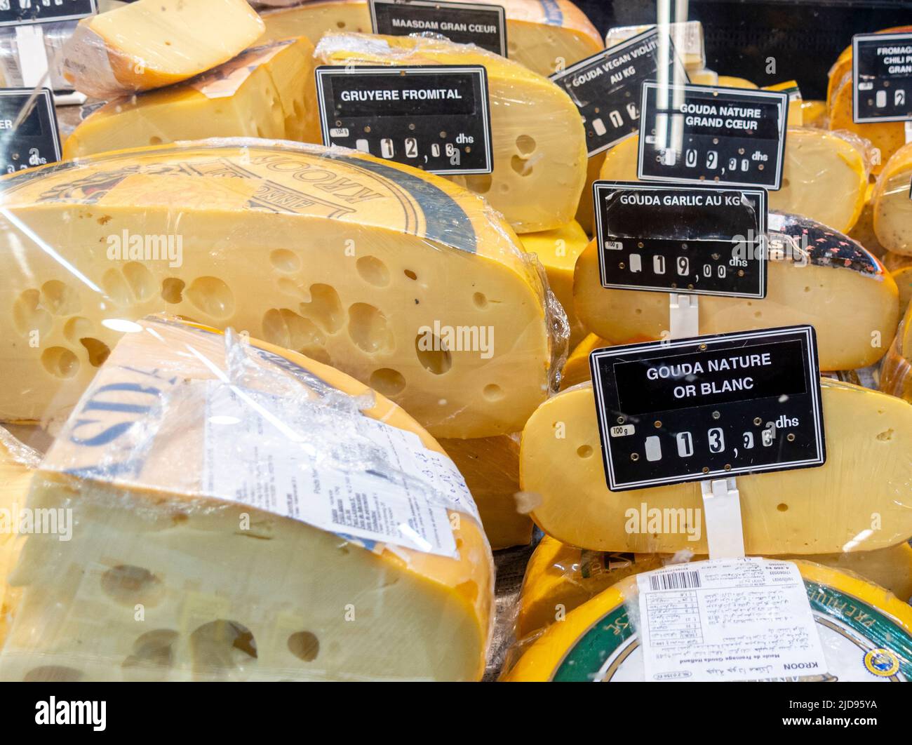 Französischer Käse im Supermarkt in Marrakesch, Marokko Stockfoto