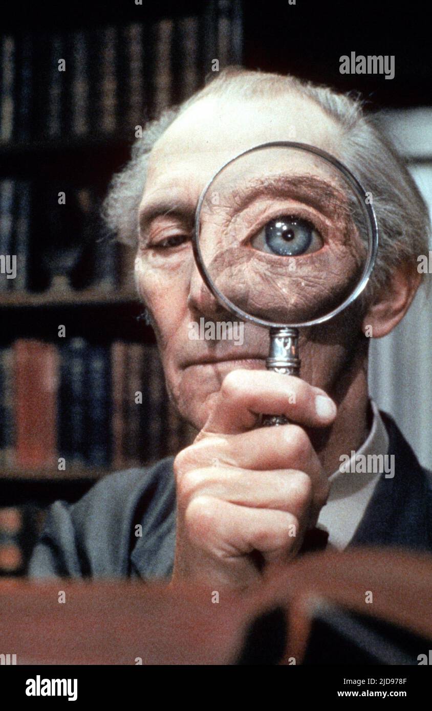 PETER CUSHING, STRENG GEHEIM!, 1984, Stockfoto