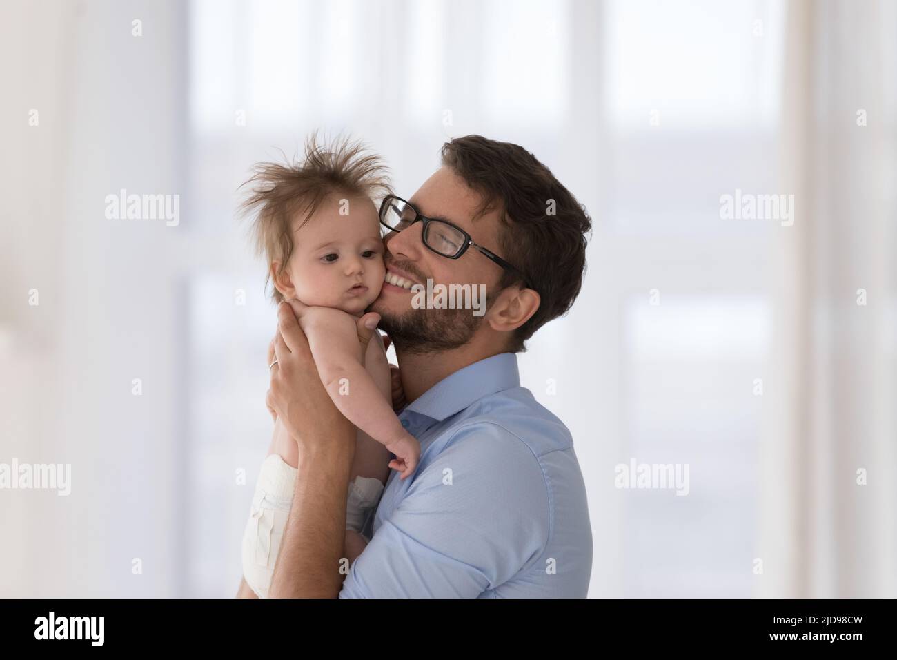 Junge fürsorgliche Vater hält süße Baby Gefühl Liebe Stockfoto