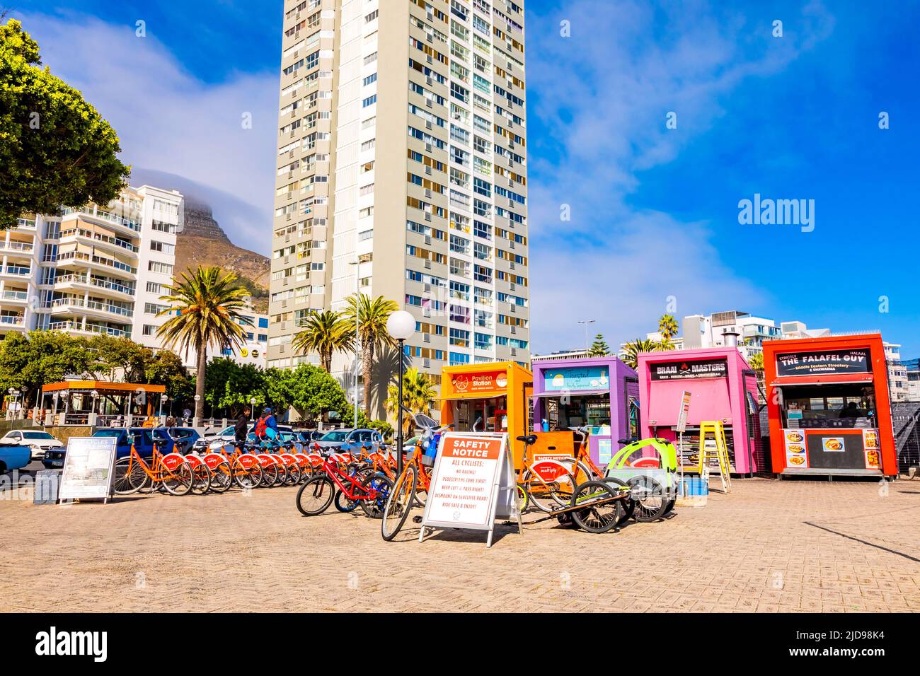 Kapstadt, Südafrika - 12. Mai 2022: Fahrradverleih am Sea Point Strand Stockfoto