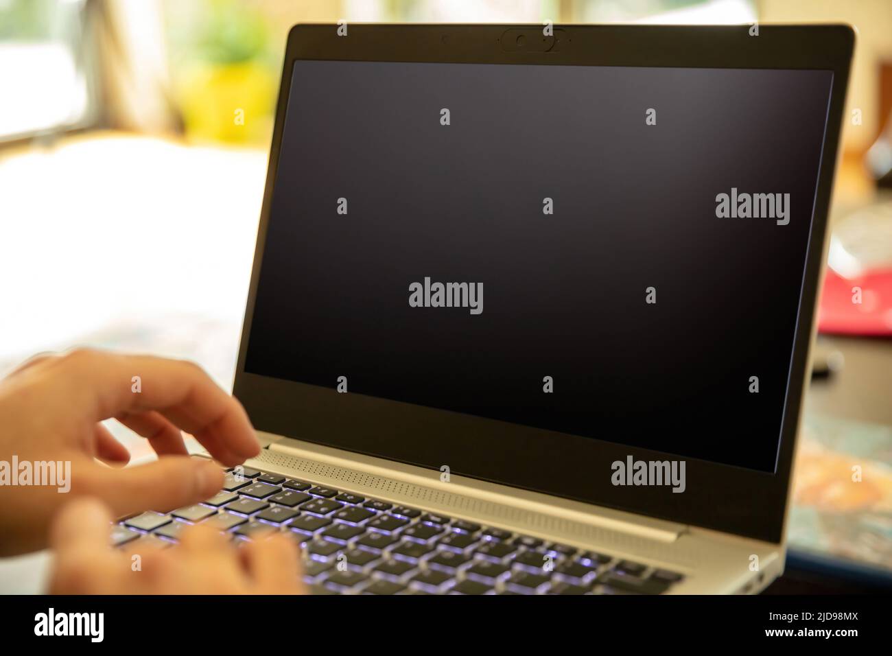 Leerer Bildschirm Laptop Computer, Home Office Arbeit. Mann-Typ, offenes Notebook auf dem Schreibtisch, leeres schwarzes Display, Kopierplatz Stockfoto