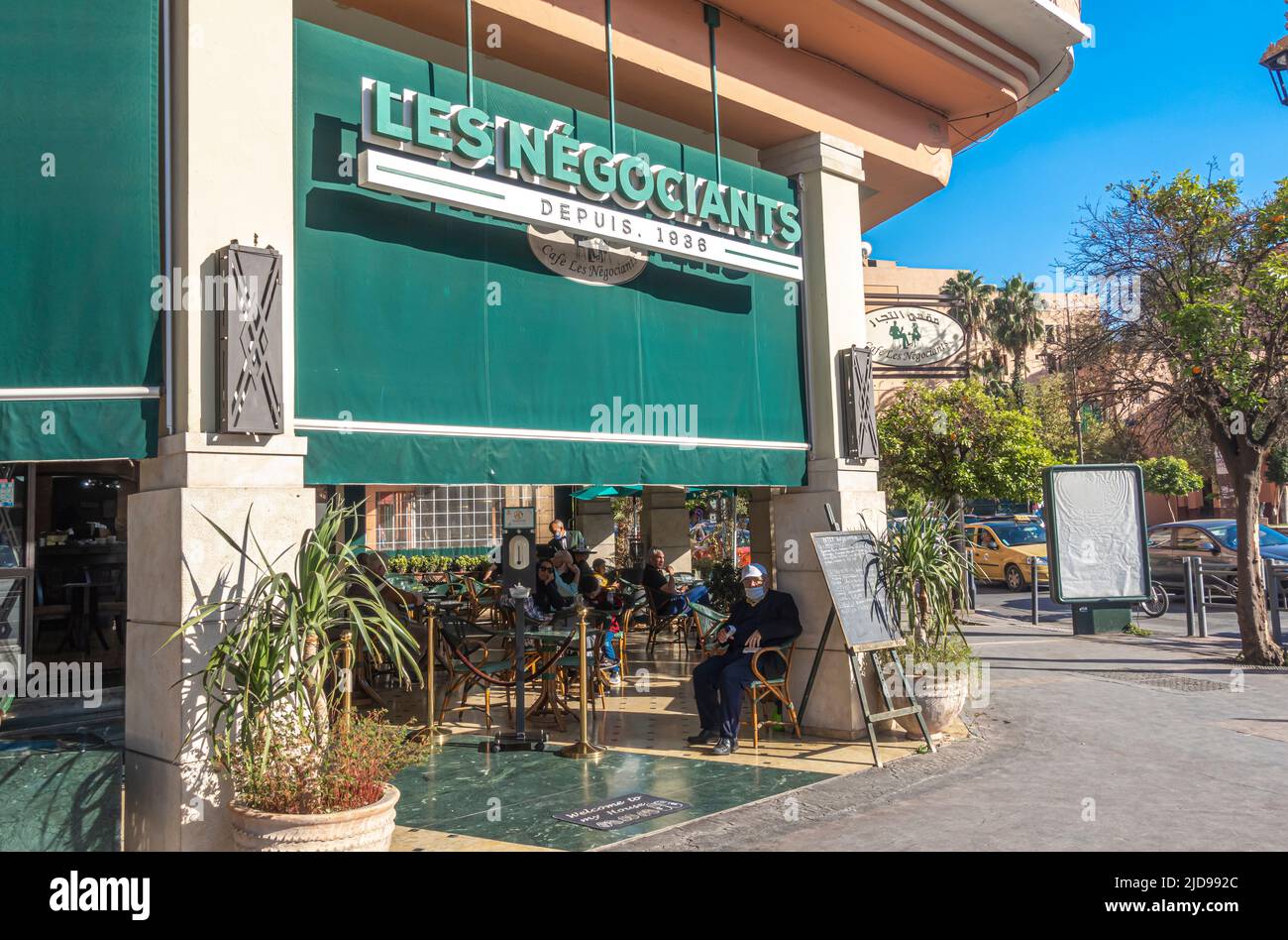 Café und Bar Les Negociants im Zentrum von Marrakesch, Marokko. Seit 1839 Stockfoto