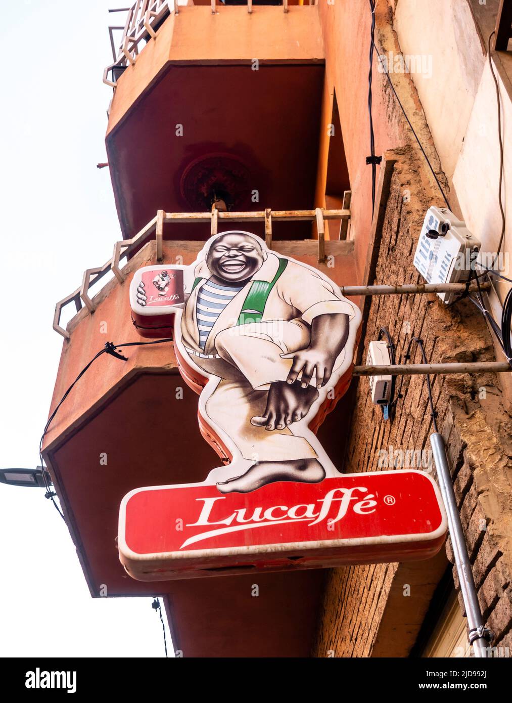 Lucaffe-Schilder, auf dem eine schwarze lustige Person mit einer Tasse Kaffee zu sehen ist. Marrakesch, Marokko Stockfoto