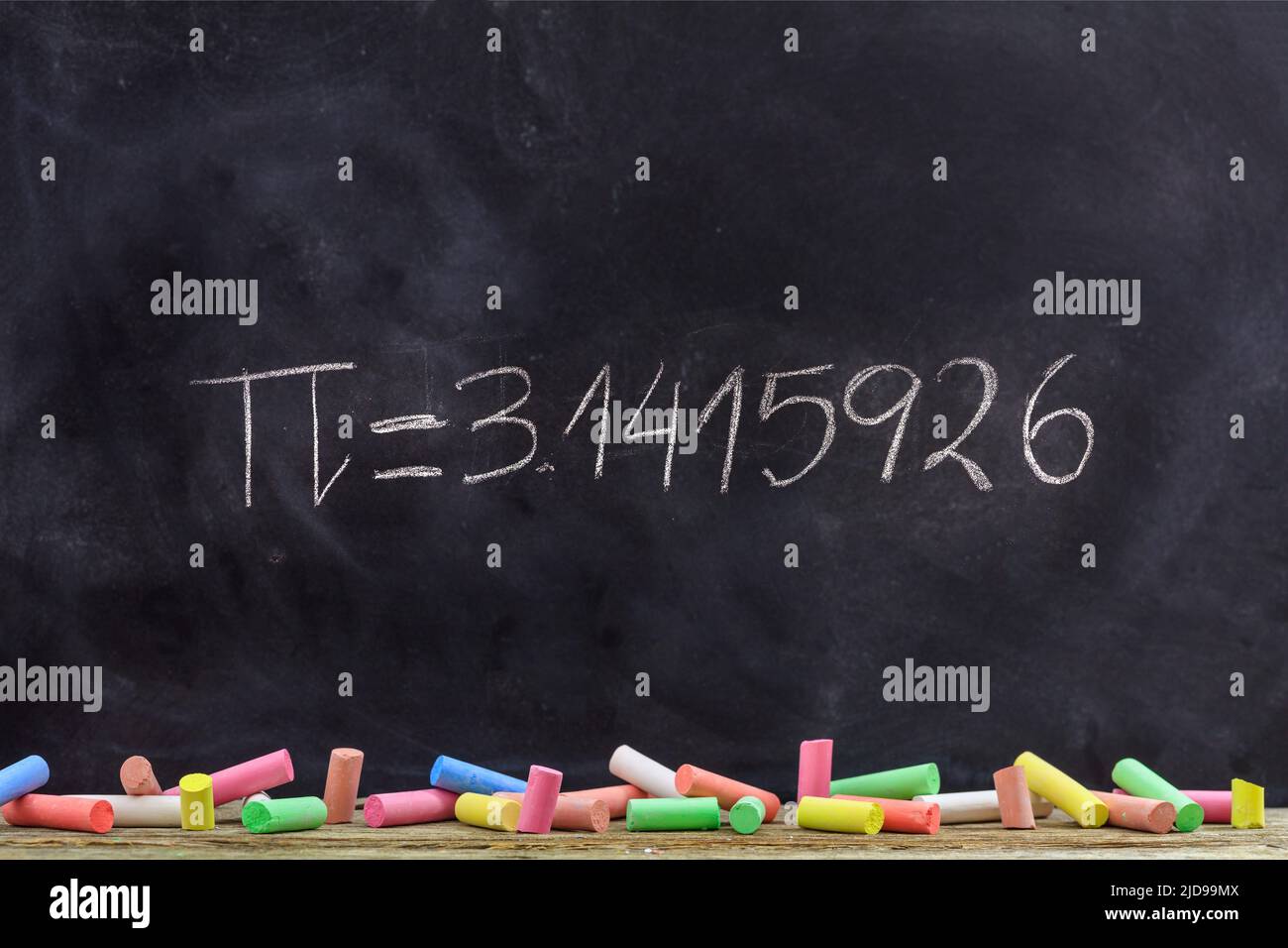 Pi-Zahl, mathematische konstante Kreidezeichnung auf einem Schulschwarzen Brett, griechisches Buchstabensymbol und Dezimalziffern Kreidehandschrift Stockfoto