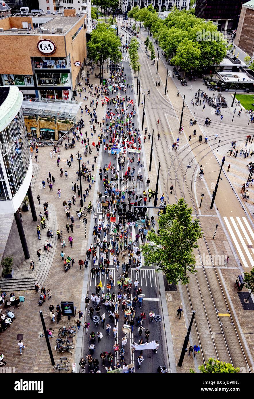 Rotterdam, Niederlande. 19.. Juni 2022. 2022-06-19 14:57:52 ROTTERDAM - Teilnehmer während des klimamarsches. Mit dem marsch sprachen sich die Demonstranten gegen fossile Brennstoffe und den Krieg in der Ukraine aus. ANP ROBIN UTRECHT netherlands Out - belgium Out Credit: ANP/Alamy Live News Stockfoto