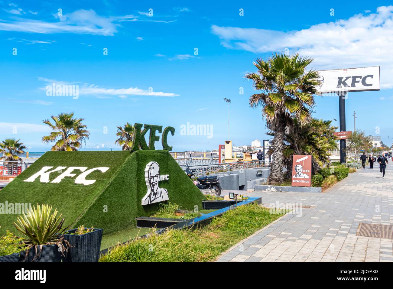 Zufahrt und Eingang des KFC-Restaurants, Beschilderung auf Bd de l'Océan Atlantique, Casca, Marokko Stockfoto