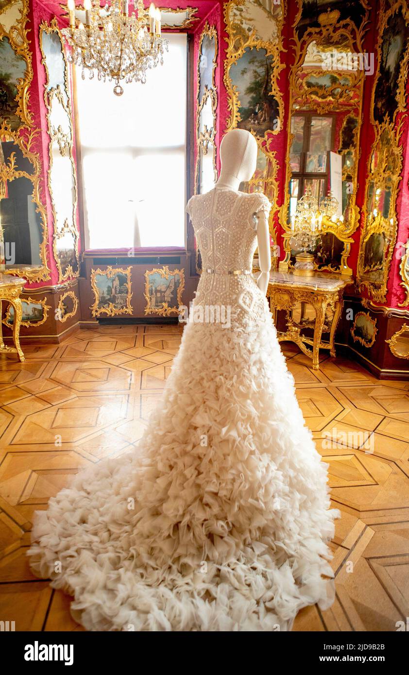 Kleid von Jan Taminiau getragen von Queen Maxima schöne Ausstellung im Stadschloß Fulda, Design & Dynastie '250 Jahr Hoflaben Oranien-Nassau' Foto: RPE Albert Nieboer https://fulda2022.de Stockfoto