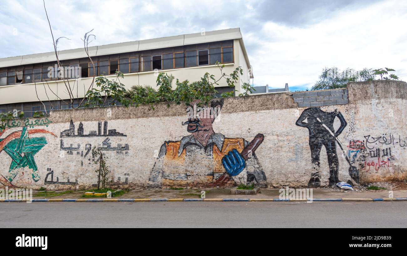 Wandbild mit einem Hausmeister in Hay Hassani - einem Bezirk, Arrondissement und Vorort des südwestlichen Casbars, Marokko Stockfoto