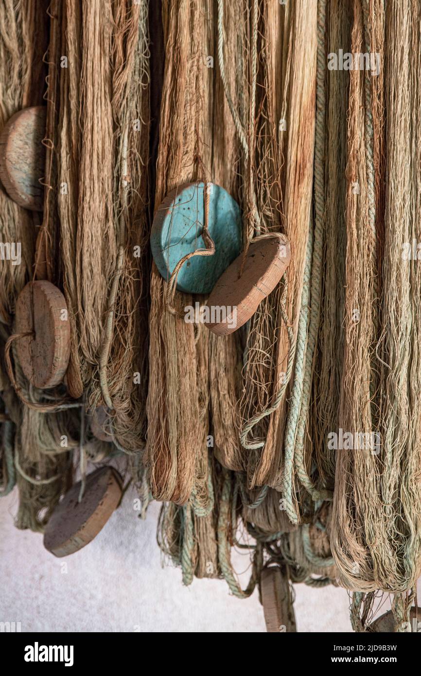 Nahaufnahme eines grünen Fischernetzes mit Schwimmern Stockfoto
